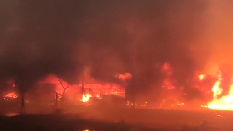 আগুনে পুড়ছে রোহিঙ্গা ক্যাম্প