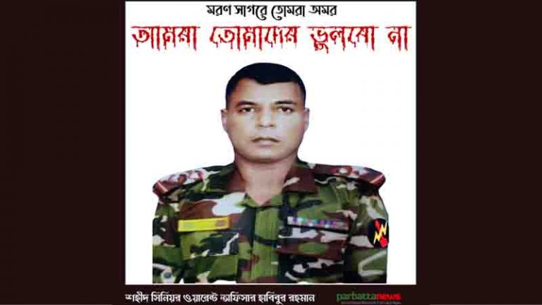 Ofisda davom etadigan samimiy massajni tomosha qiling