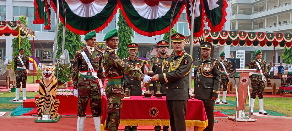 খাগড়াছড়িতে নবীন সেনাসদস্যদের মৌলিক প্রশিক্ষণ শেষে সেনাবাহিনী প্রধান কুচকাওয়াজ অনুষ্ঠিত