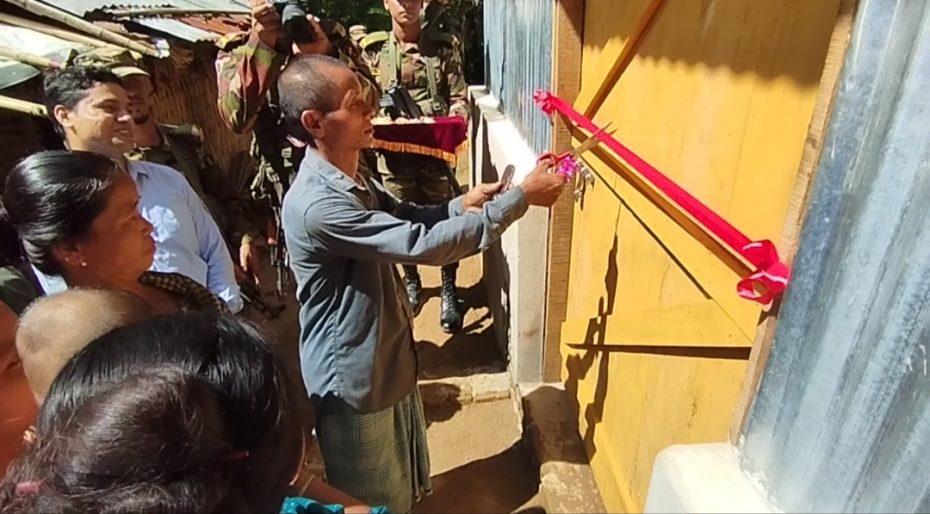 রাঙামাটিতে আগুনে ক্ষতিগ্রস্ত ক্যাথোয়াইচিং মারমাকে মাথা গোঁজার ঠাই করে দিল সেনাবাহিনী